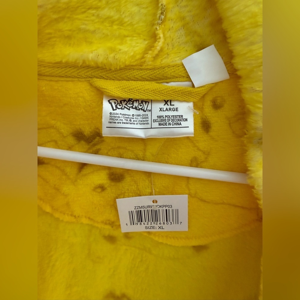 Bioworld Pokémon Pikachu Character Patch Long Sleeve Hooded Robe Mens SZ XL New - Picture 3 of 7